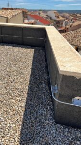 LINEA DE VIDA HOMOLOGADA CONFORME UNE 795 C, EN ACERO INOXIDABLE , CON FIJACIÓN A ELEMENTOS ESTRUCTURALES EN TERRAZA DE EDIFCIO EN PROVINCIA DE ZARAGOZA