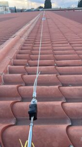 LINEA DE VIDA HOMOLOGADA UNE 795 C EN ACERO INOXIDABLE PARA CUBIERTA DE CHAPA O PANEL SANDWICH EN CUBIERTA DE NAVE INDUSTRIAL EN ZARAGOZA