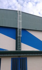 ESCALA DE ACCESO HOMOLOGADA CONFORME UNE 14122-4 , DE ALUMINIO PARA EXTERIORES CON JAULA O PROTECCIÓN DORSAL, EN POLIDEPORTIVO DE HUESCA