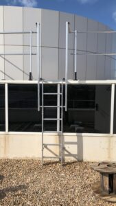 ESCALA DE ACCESO HOMOLOGADA CONFORME UNE 14122-4 , DE ALUMINIO PARA EXTERIORES CON JAULA O PROTECCIÓN DORSAL, PARA ACCESOS A NAVE INDUSTRIAL EN ZARAGOZA