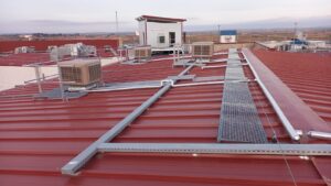 PASARELA EN TRAMEX GALVANIZADO EN CALIENTE PARA CUBIERTA METALICA DE CHAPA O PANEL CON COMPENSACION DE PENDIENTE EN ZUERA ( ZARAGOZA)