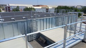 BARANDILLA FIJA DE ALUMINIO , HOMOLOGADA CONFORME UNE 14122-3, PARA EXTERIORES, FIJADA MEDIANTE CARGA CONTRAPESADA EN CUBIERTA DECK DE NAVE INDUSTRIAL EN ZARAGOZA