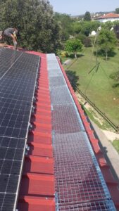 PASARELA EN TRAMEX GALVANIZADO EN CALIENTE PARA CUBIERTA METALICA CON INSTALACION FOTOVOLTAICA EN SABIÑANIGO